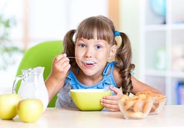 اهمیت خوردن صبحانه برای کودکان دبستانی