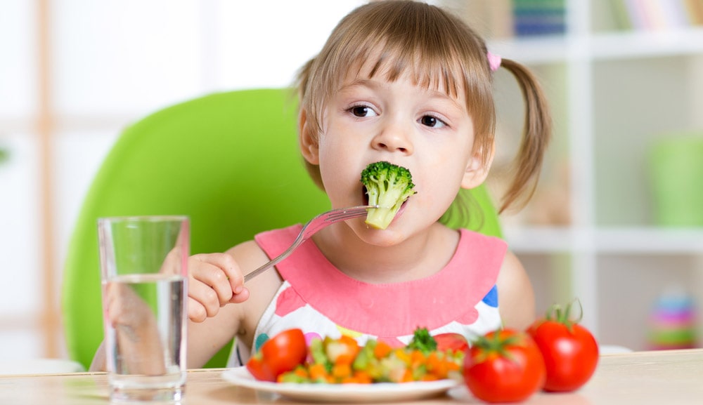 آموزش استفاده از چنگال به کودک